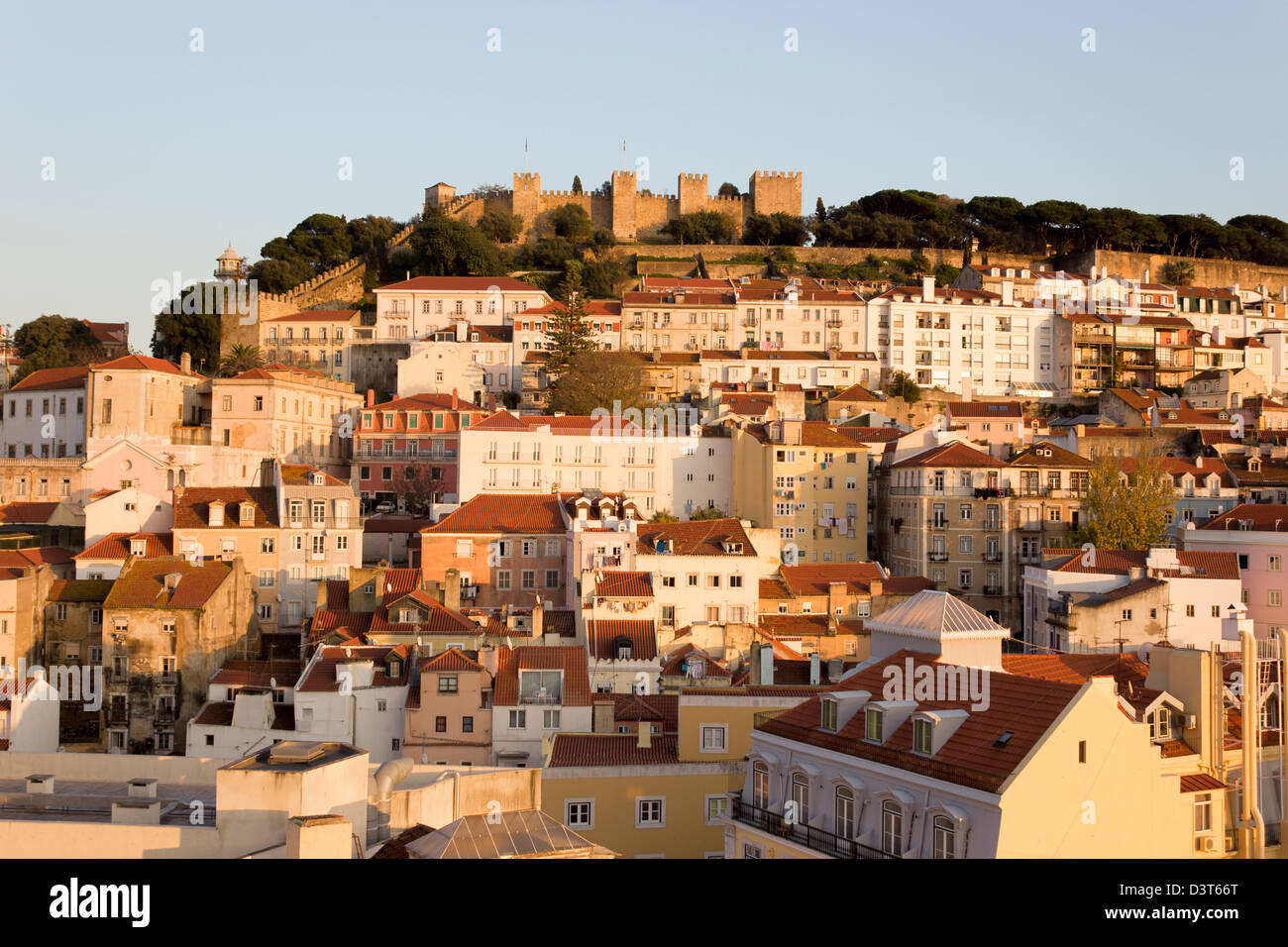 Lissabon, Portugal. Blick über die Dächer auf dem Hügel Burg São Jorge. Stockfoto