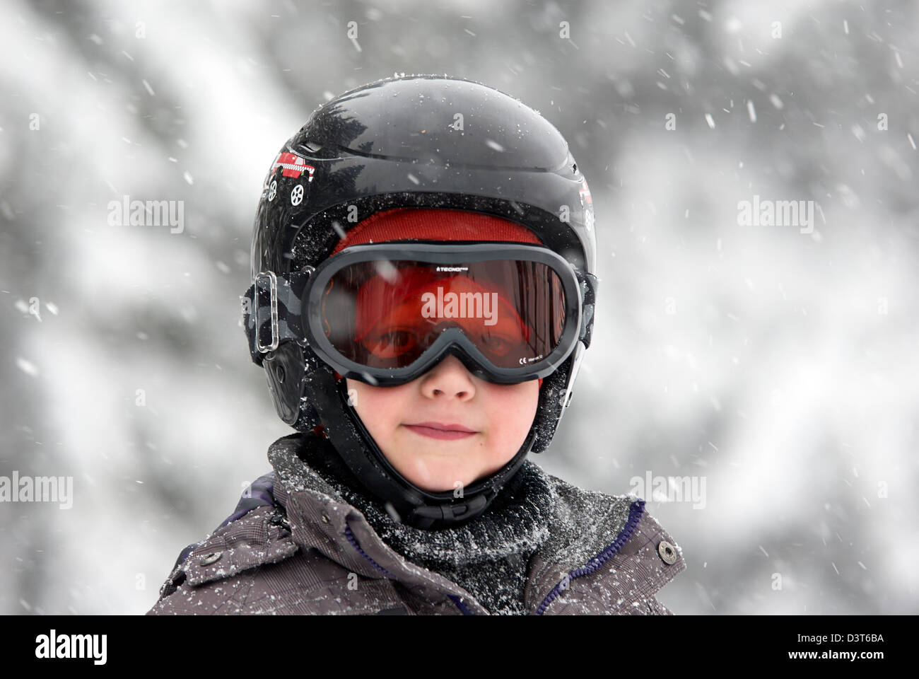 Young Child Boy in Ski-Ausrüstung, Porträt, schneit Wintersaison, Stockfoto