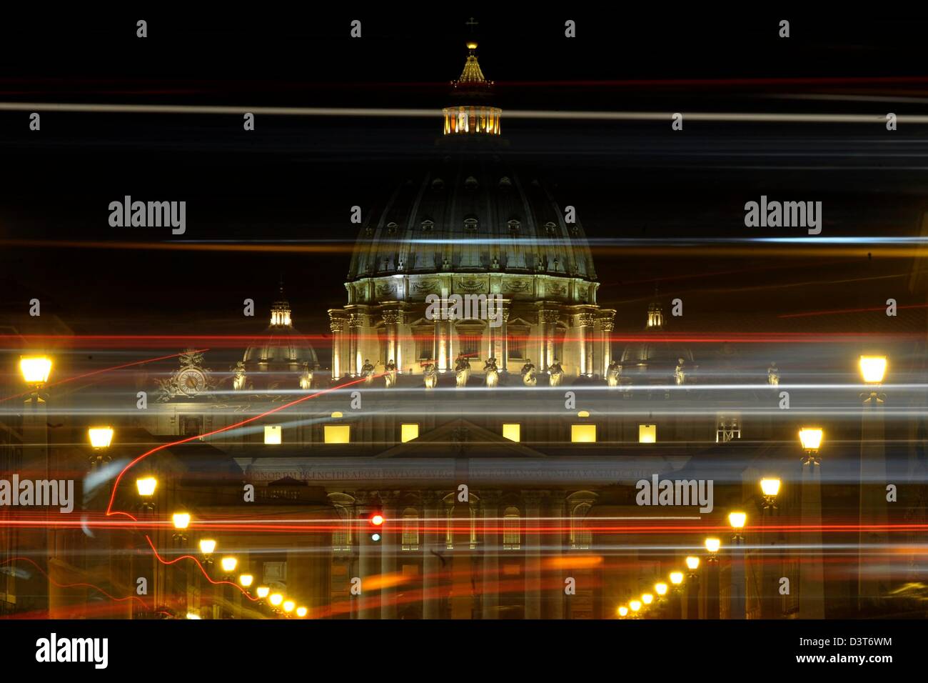 Anzeigen der erleuchteten Petersdom Autos in Rom, Italien, 23. Februar 2013 vorbeiziehen. Foto: Marius Becker Stockfoto