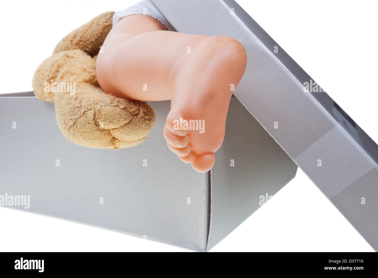 gebrauchte Kinderspielzeuge in Karton isoliert auf weißem Hintergrund Stockfoto