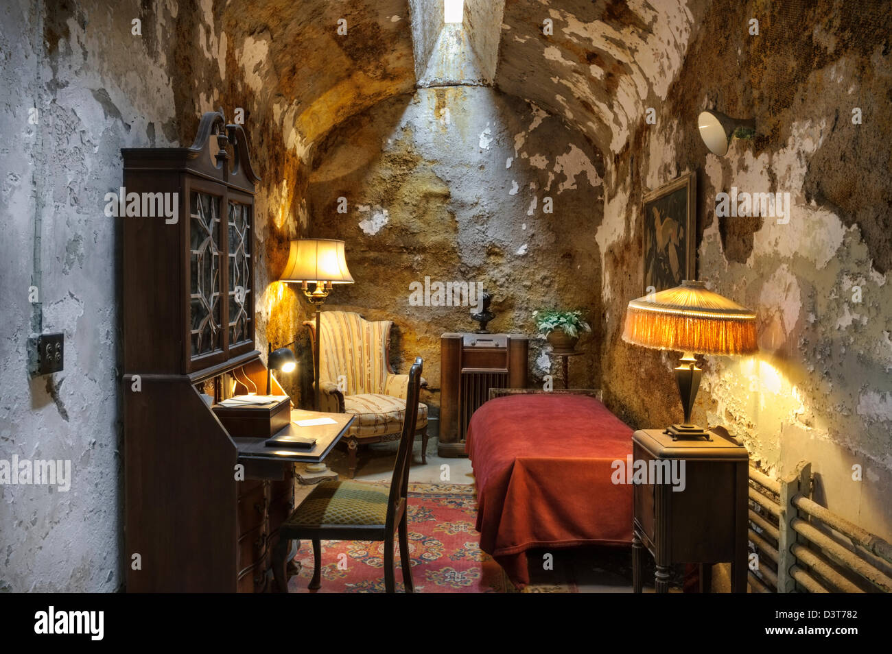 Al Capones Gefängniszelle mit Möbeln während seines Aufenthaltes in Eastern State Penitentiary in Philadelphia, PA, USA. Stockfoto