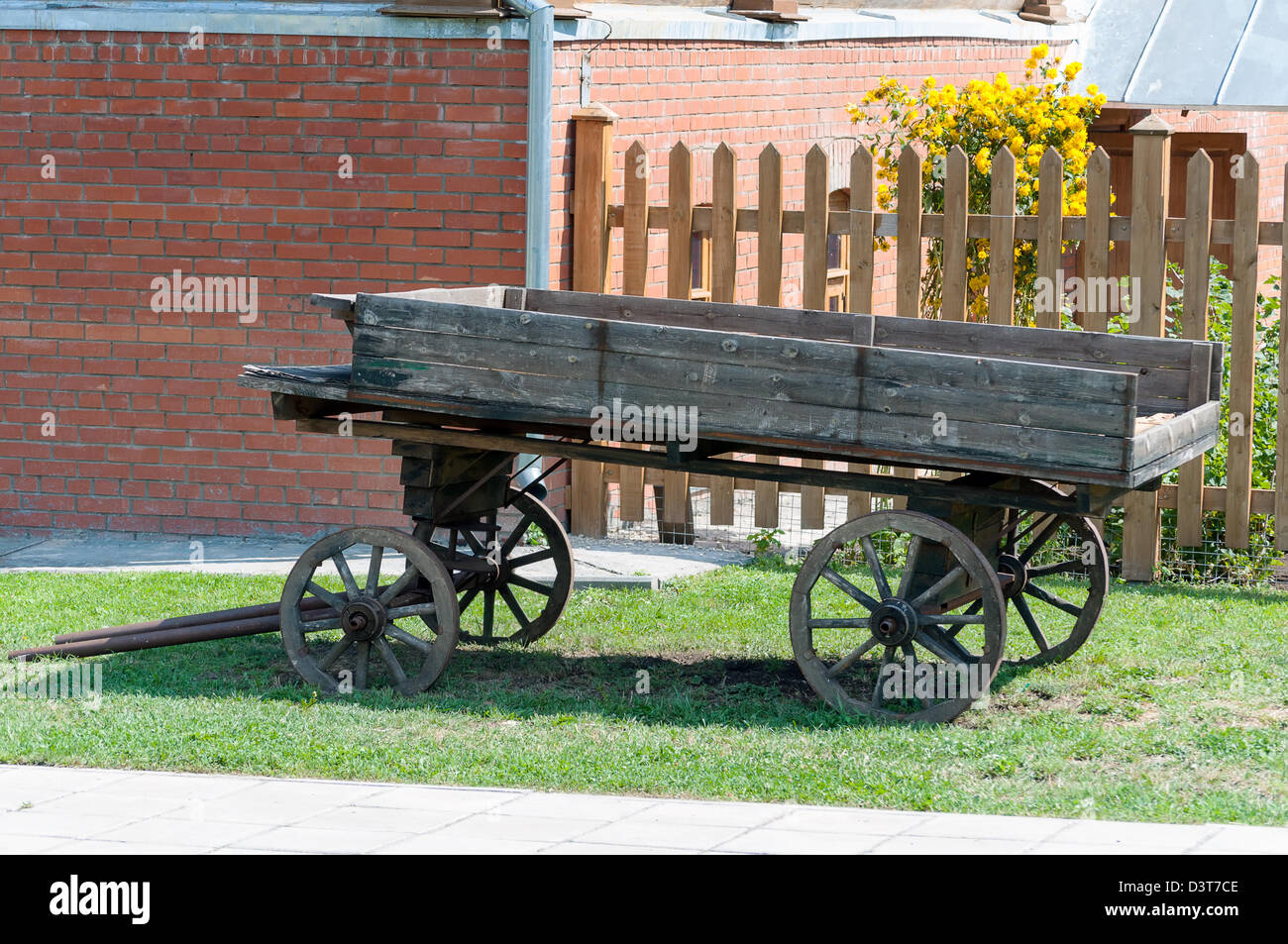 Alten Holzwagen auf Rasen Stockfoto