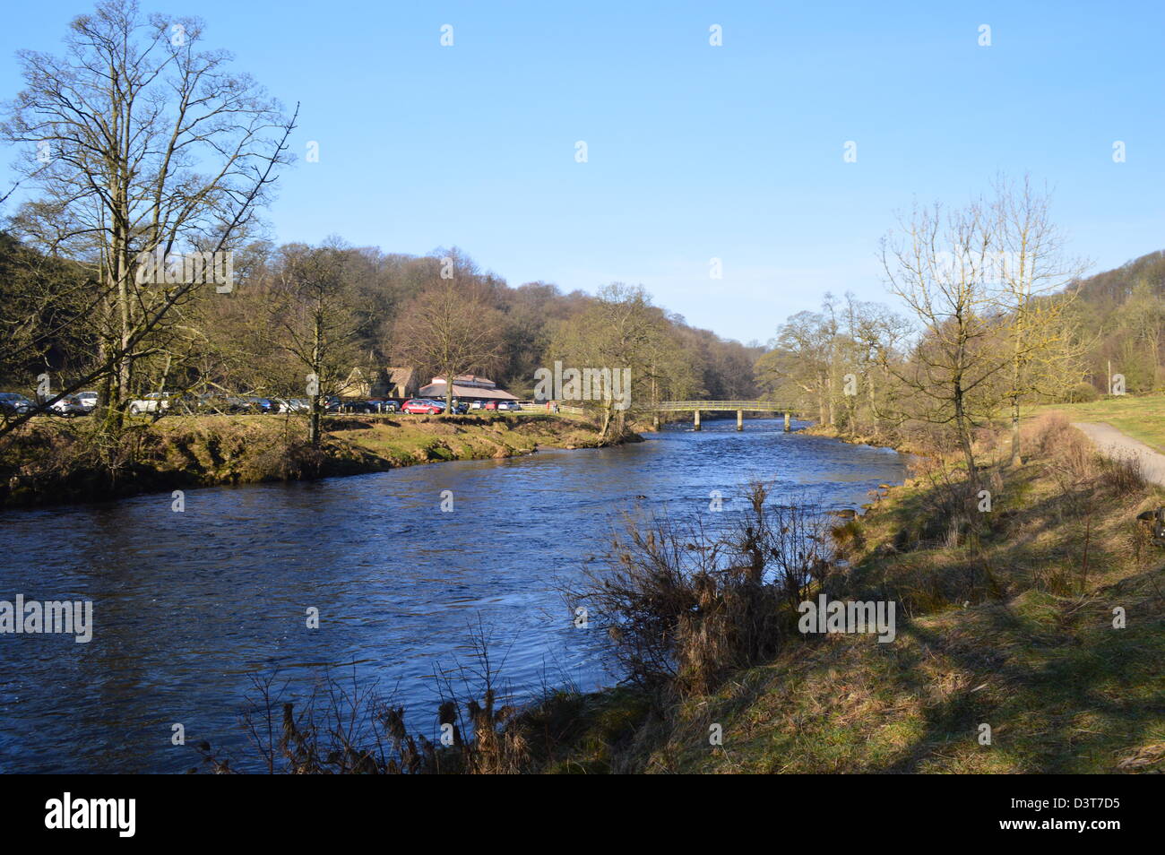 Fußgängerbrücke Spanning The River Wharfe in der Nähe von The Cavendish-Pavillon auf der Dales so Long Distance Fußweg Yorkshire Dales Stockfoto