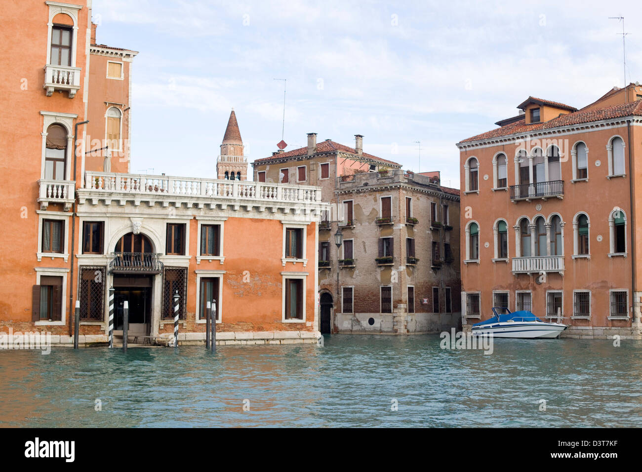 Häuser entlang der Wasserstraßen von Venedig Italien Stockfoto