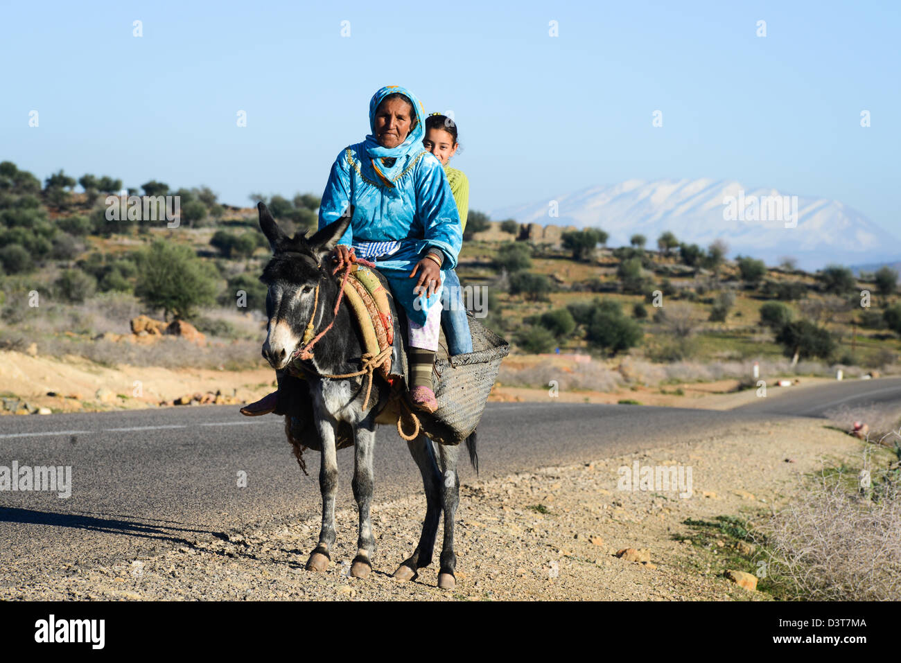 Berber Frau und ein Mädchen im Mittleren Atlas auf der Straße zwischen Marrakesch und Ouzoud Stockfoto