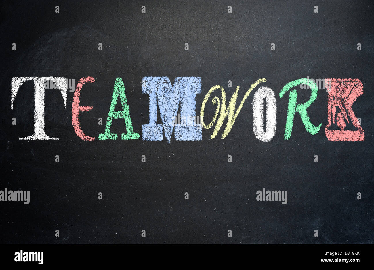 Gemeinsam Konzept, Teamwork mit verschiedenen Buchstaben Schriftarten auf einer Tafel geschrieben Stockfoto