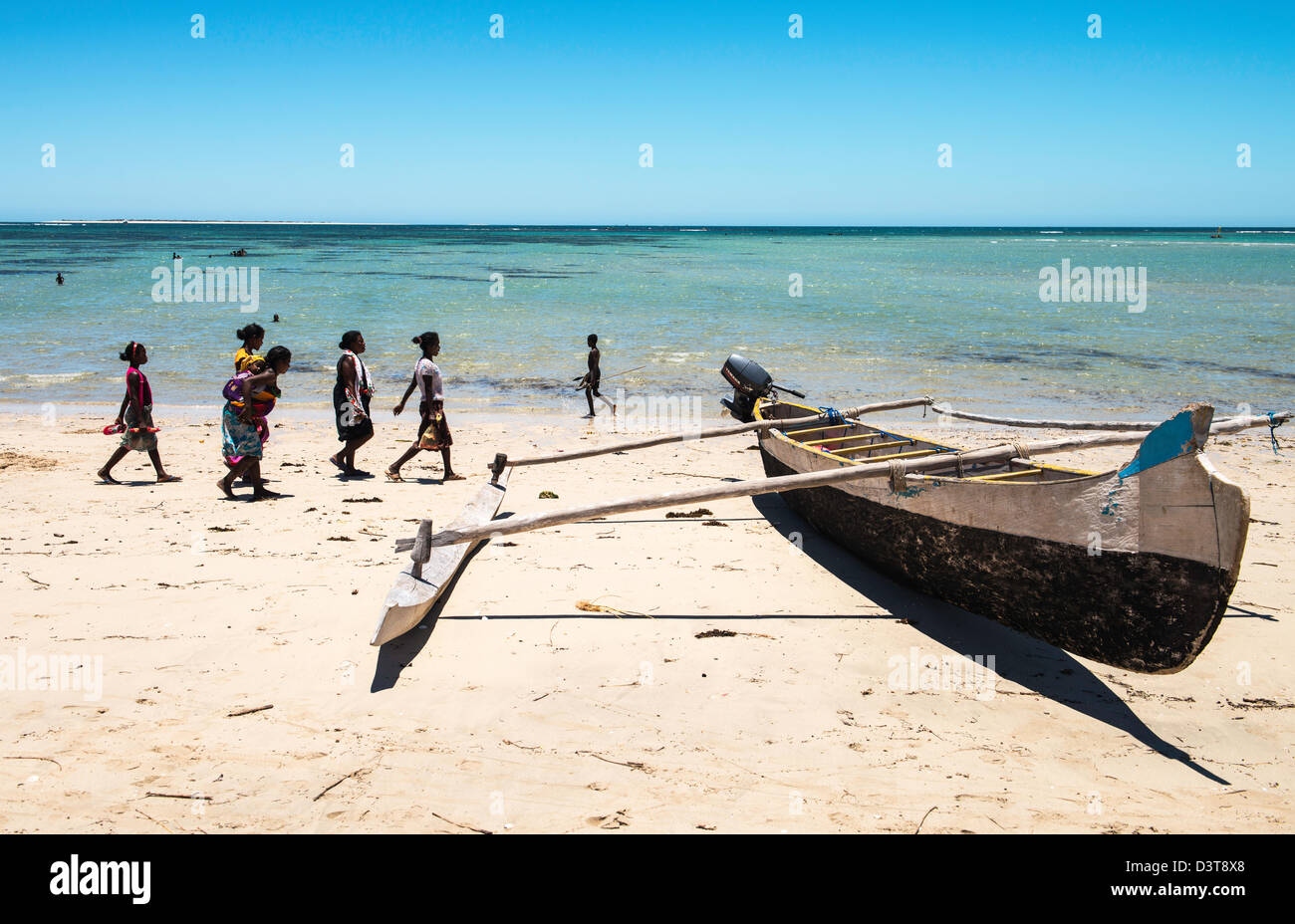 Boot und Menschen zu Fuß auf den Strand Vezo Fischerdorf Süden Madagaskars Stockfoto