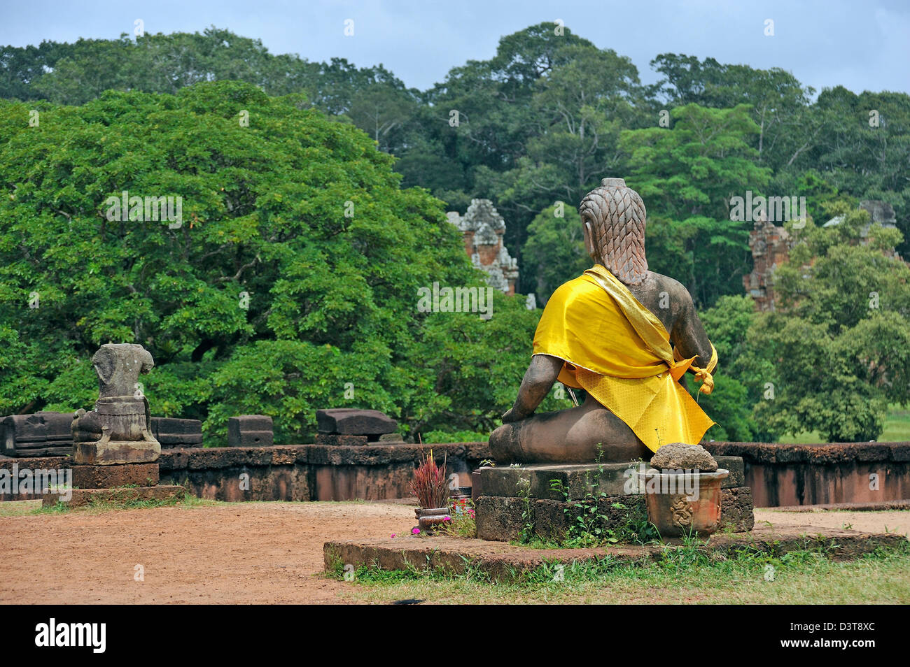 Buddha-Statue trägt eine gelbe Schärpe am Angkor Wat, Kambodscha Stockfoto