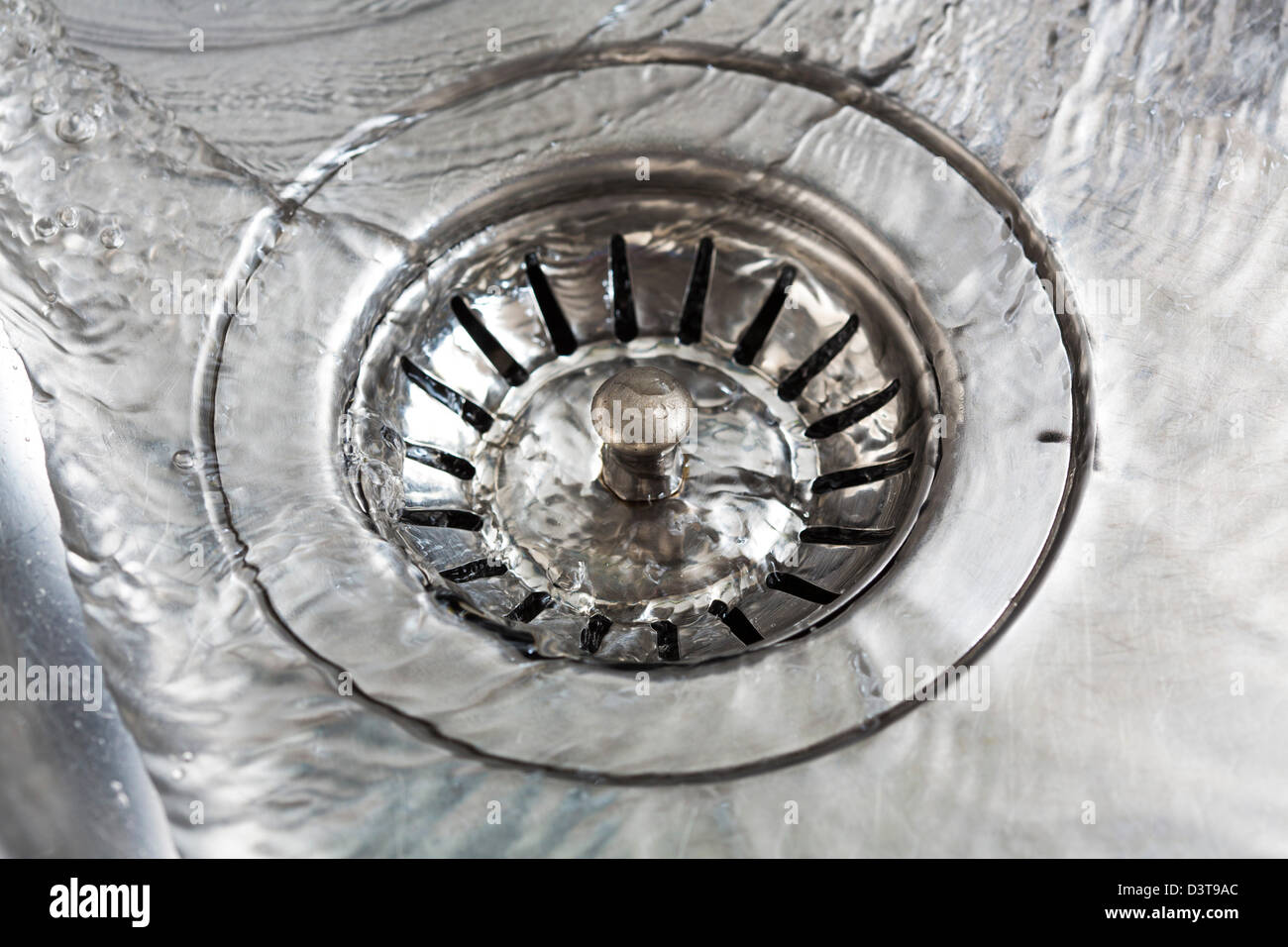 Abfluss im Waschbecken, Wasser läuft. Stockfoto