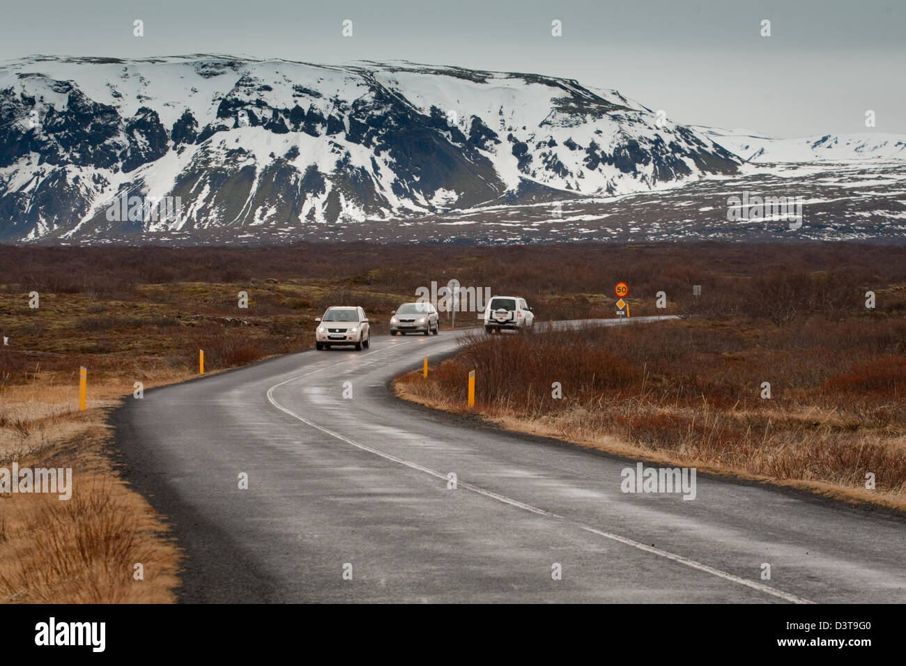 Highway No 1, Südwest Island, mit drei 4 x 4 Fahrzeuge und ein Schnee Berg bedeckt. Stockfoto