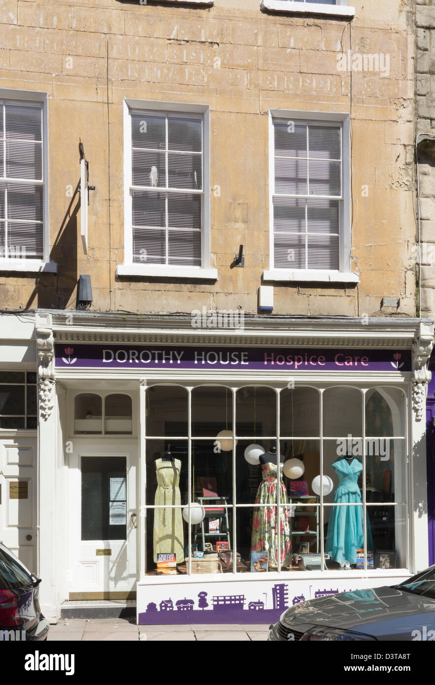 Dorothy Haus Hospiz-Charity-Shop auf der Broad Street, Bath, einer aus einer Kette von 22 Charity Fundraising-Shops in der Badewanne und SW England Stockfoto