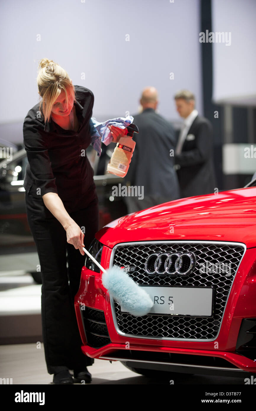 Hamburg, Deutschland, Frau reinigt ein Auto von Audi RS 5 Stockfoto