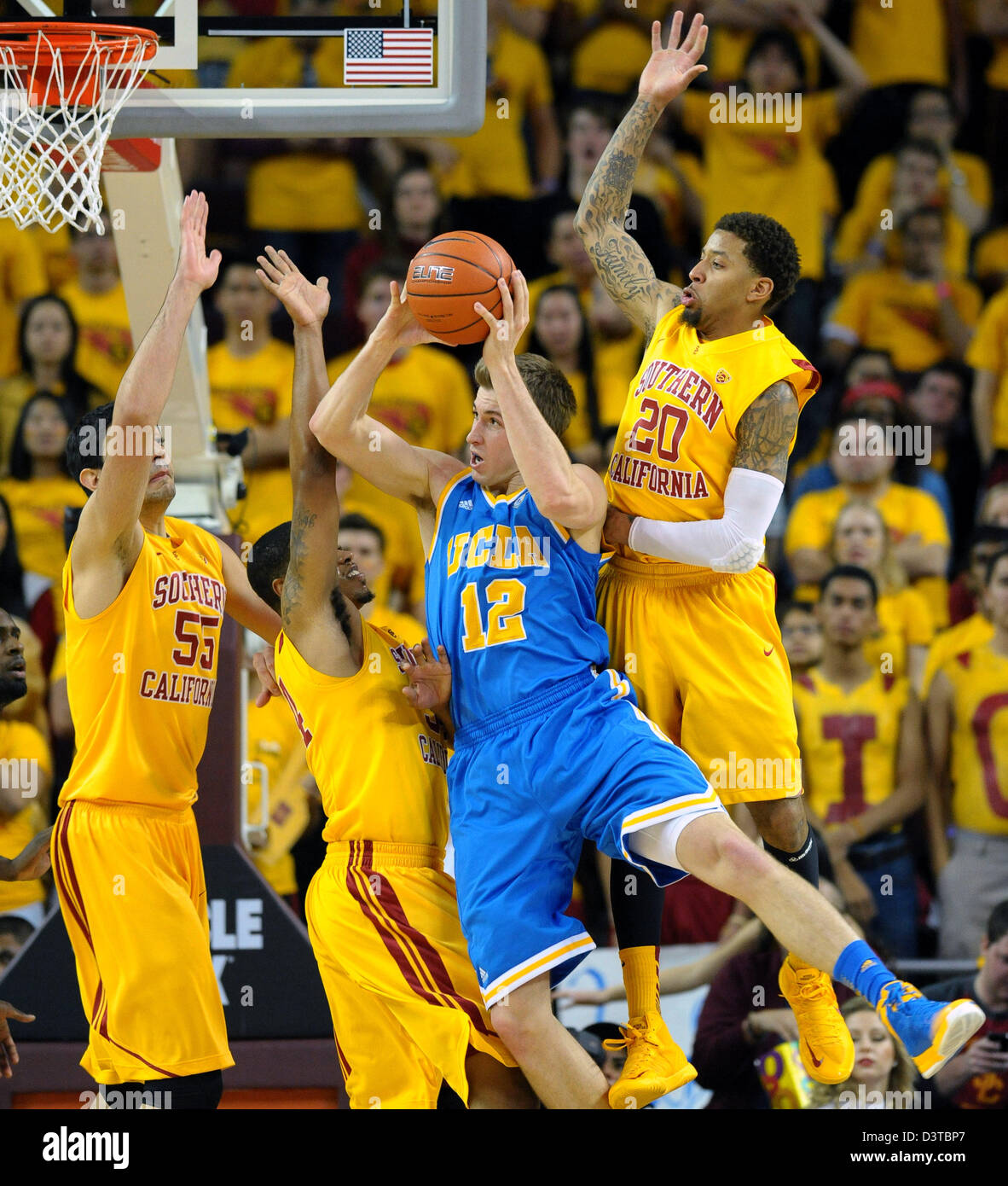 24. Februar 2013 - Los Angeles, Kalifornien, USA - 24. Februar 2013: Los Angeles, CA. UCLA Bruins nach vorn David Wear (12) in den Korb fährt und schießt den Ball durch die USC Trojans verteidigte Omar Oraby (55), vorwärts Eric Wise (34) und center Guard j.t. Terrell (20) in der zweiten Hälfte des NCAA-Basketball-Spiel zwischen den USC Trojans und den UCLA Bruins im Galen Center in Los Angeles , CA. Die UCLA Bruins besiegten die USC Trojans 75-59. David Hood/CSM. Stockfoto