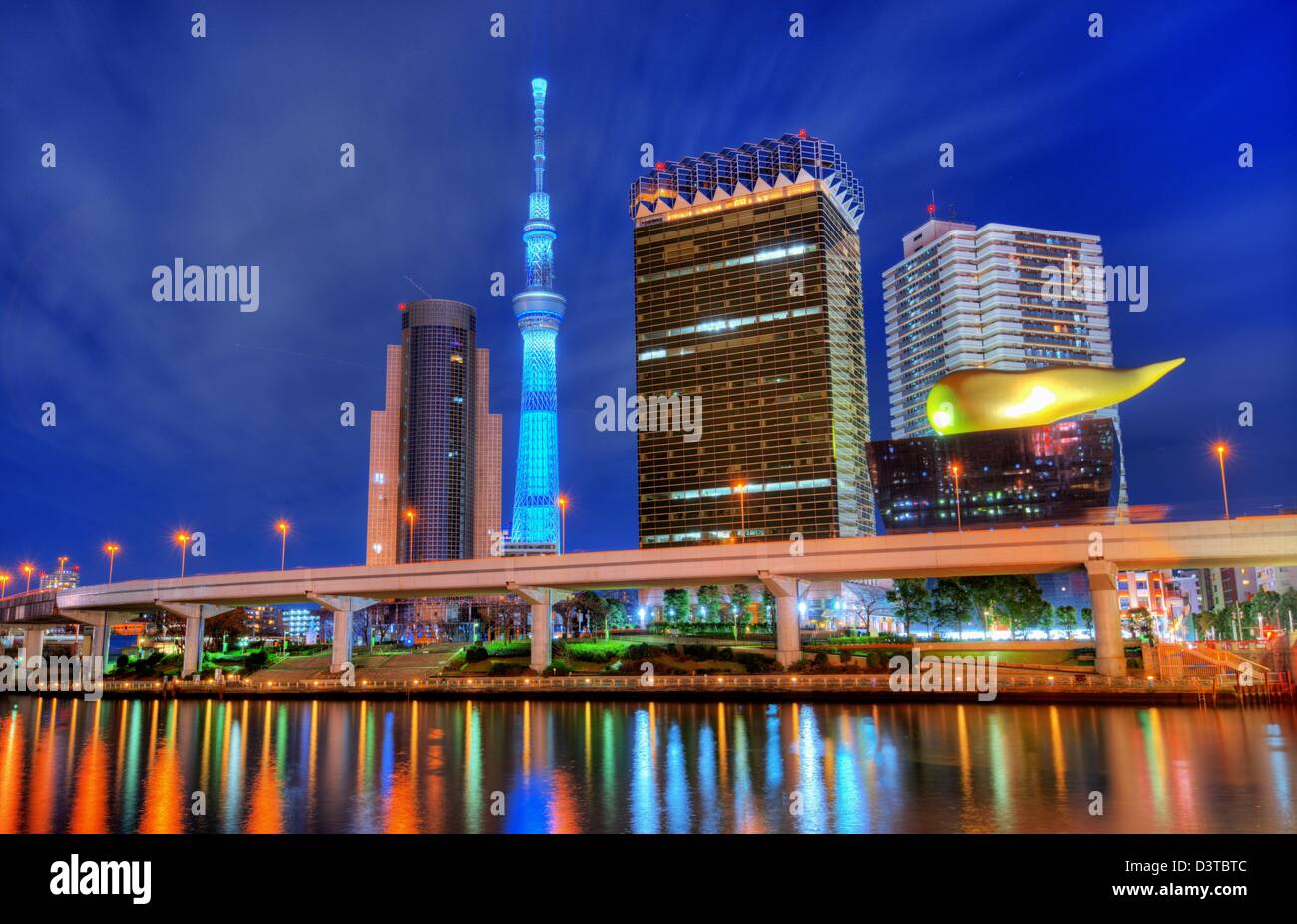 Markante Gebäude säumen den Sumida-Fluss in Asakusa in Tokyo, Japan. Stockfoto
