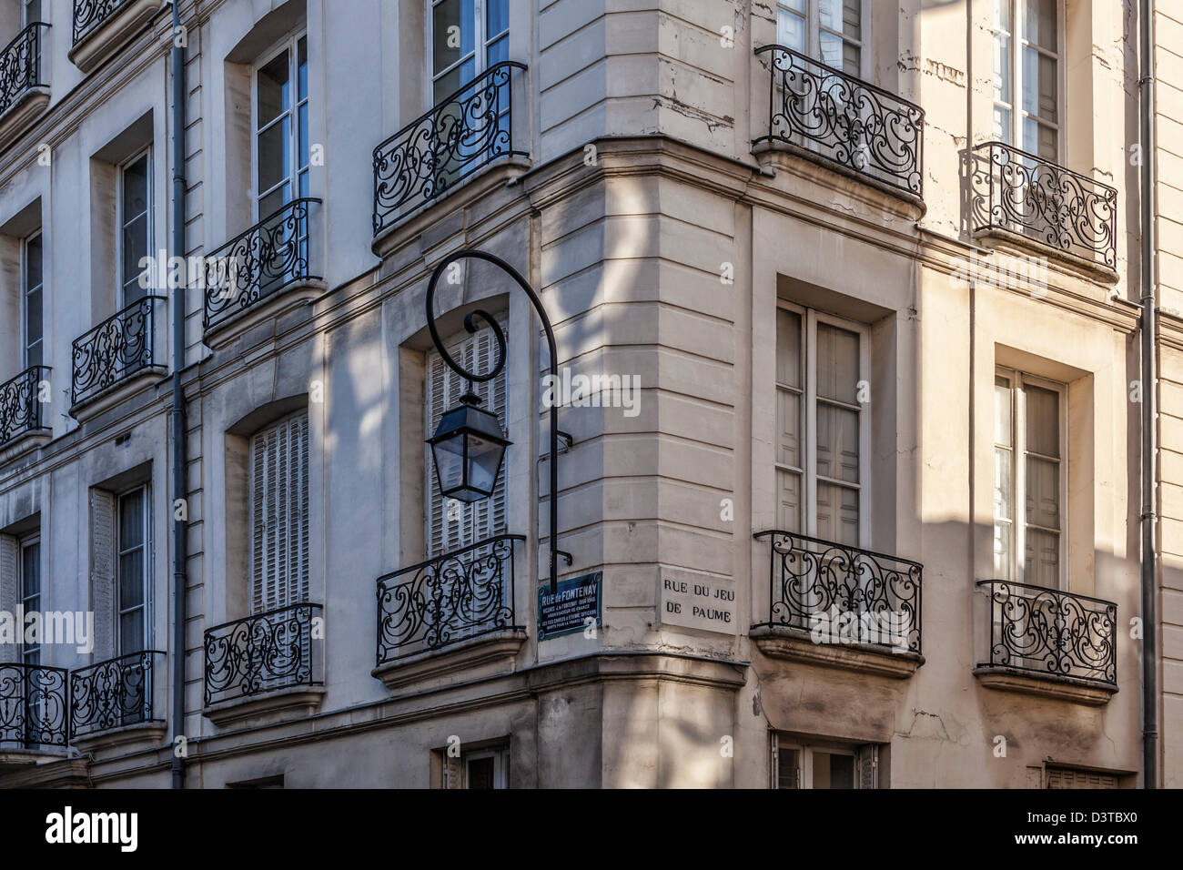 Straßenecke in Saint-Louis Viertel von Versailles, Yvelines, Frankreich (rue du Jeu de Paume & Rue de Fontenay) Stockfoto