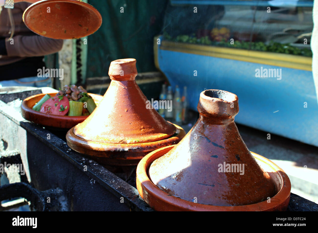 Die Tajine in Tajineiras, schöne Stücke im Lehm, schlicht oder reich verziert, die Verhalten sich wie kleine Öfen zu tun. Stockfoto