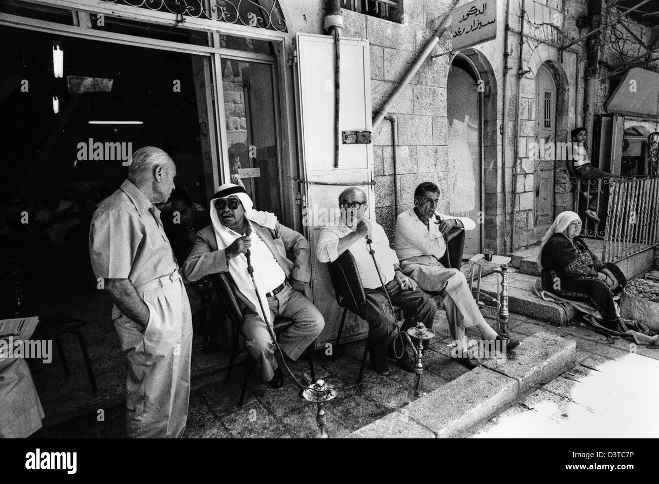 1988-Straßenszene Ost-Jerusalem. Palästinensische Männer Rauchen Shisha oder Wasserpfeife in Ost-Jerusalem (Al Quds) Stockfoto