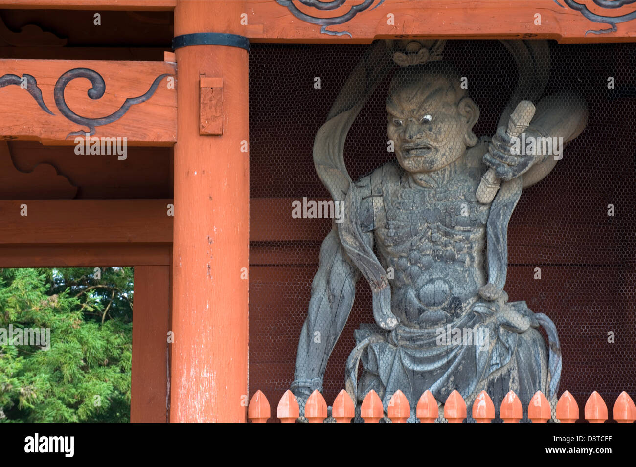 Hölzerne Wächter Statue innen Daimon oder große Tor, Haupteingang zur Koyasan (Berg Koya) Tempelanlage in Wakayama, Japan. Stockfoto