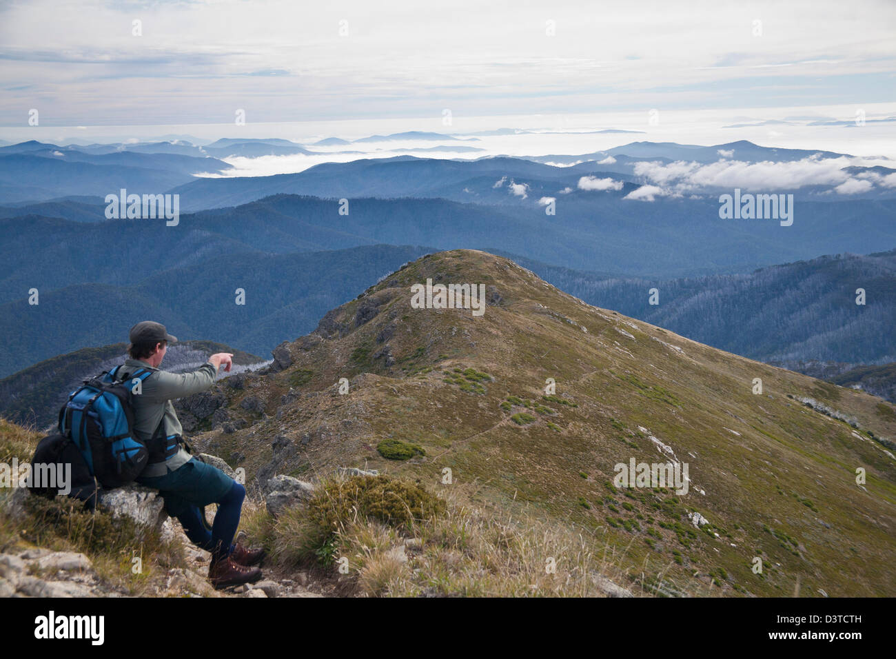 Blick zur Great Dividing Range vom Treppenhaus Sporn, Mount Bogong Peak (1986m) Wanderung Stockfoto