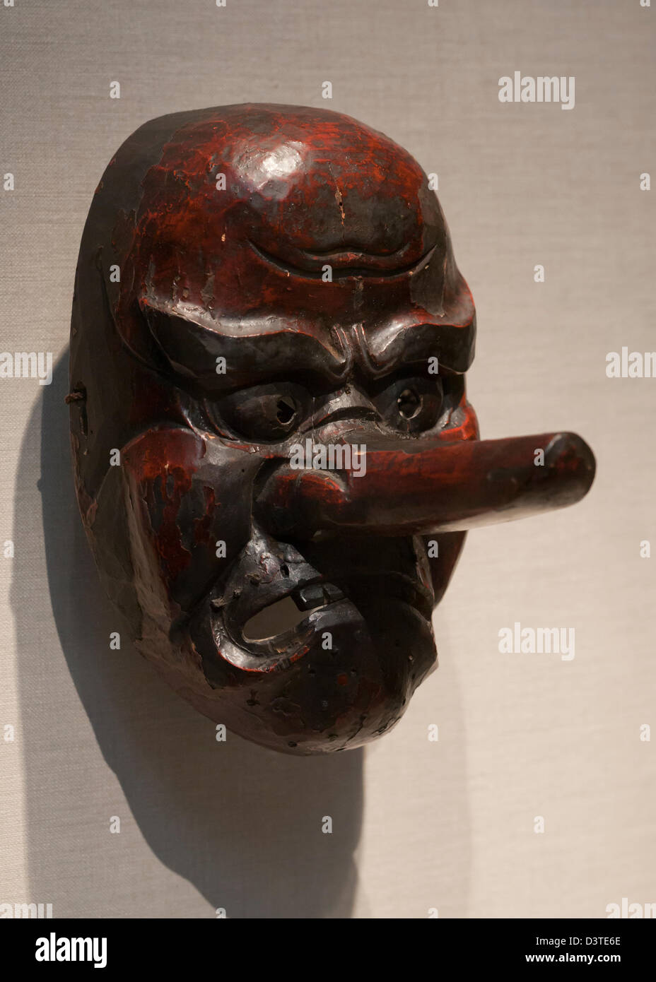 Hölzerne japanische Schrein Dämonenmaske aus der Edo-Periode 17. Jahrhundert Stockfoto