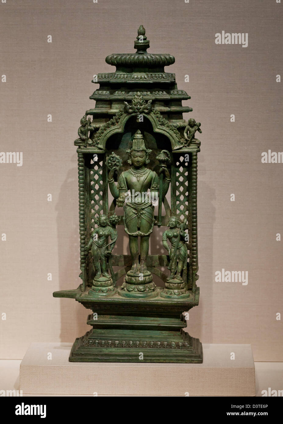 Bronze-Skulptur von Vishnu mit zwei Consorts(Lakshmi and Saraswati) - Indien, 12. Jahrhundert Stockfoto