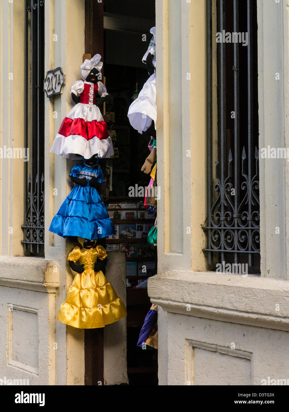 Schwarze weibliche Puppen in Kostüme hängen, übereinander in der Tür einer Filiale in Havanna, Kuba. Stockfoto