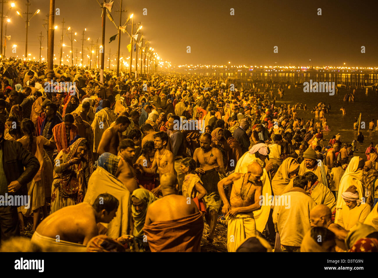 In den frühen Morgenstunden entkleiden Pilgern für ihr Bad in der Yamuna, Kumbh Mela, Allahabad, Indien Stockfoto