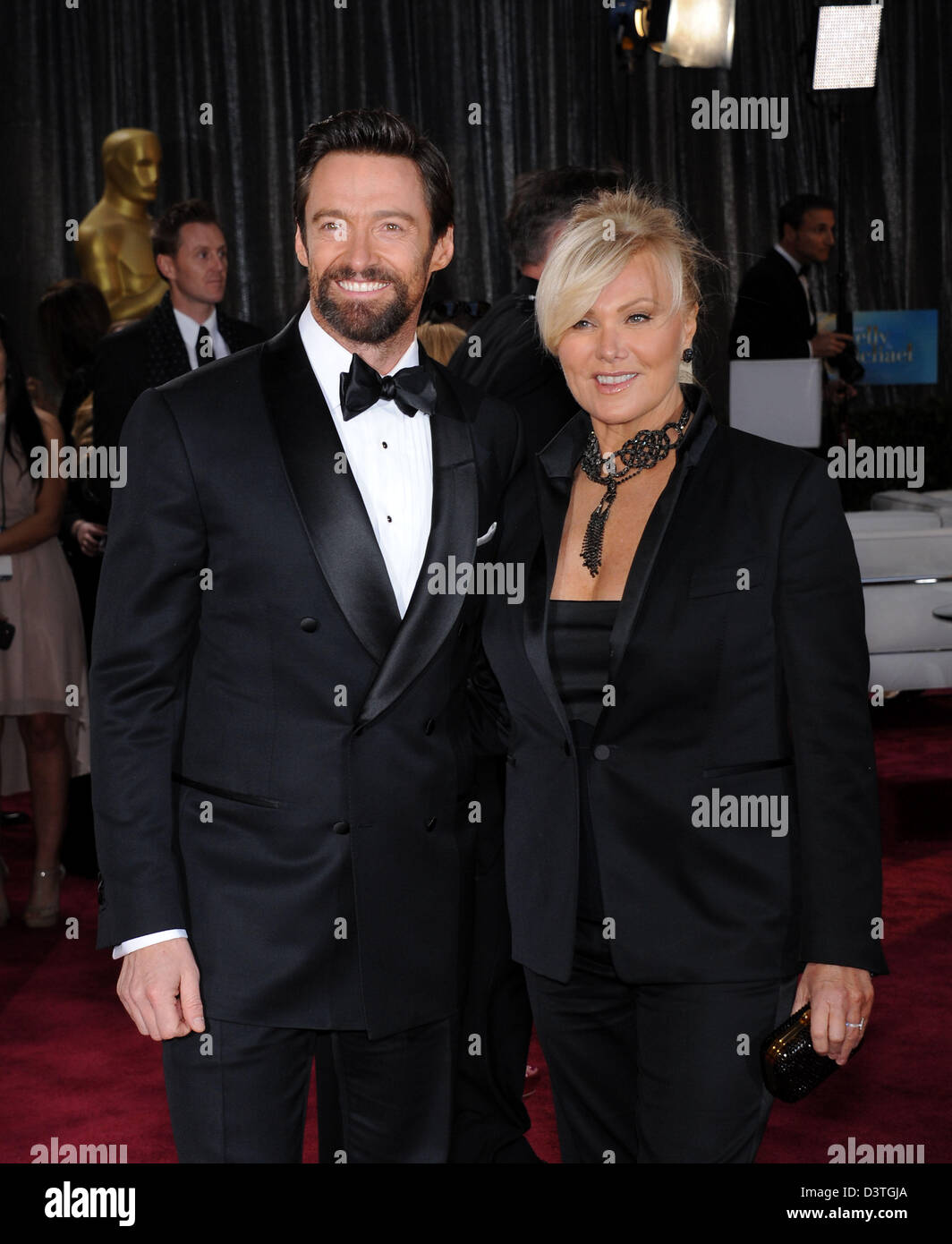 Los Angeles, Kalifornien, USA. 24. Februar 2013.   Schauspieler HUGH JACKMAN (L) und Schauspielerin DEBORAH-LEE FURNESS tragen Lorraine Schwartz Schmuck einschließlich Black Diamond Quaste Halskette, ein schwarzer Diamant-Ohrringe, Black Diamond Signatur Rose-schnitt Armreif und eine schwarze Diamant-Ring, auf dem roten Teppich für die 85. Academy Awards am Dolby Theater zu gelangen. (Bild Kredit: Kredit: Lisa O'Connor/ZUMAPRESS.com/Alamy Live-Nachrichten) Stockfoto