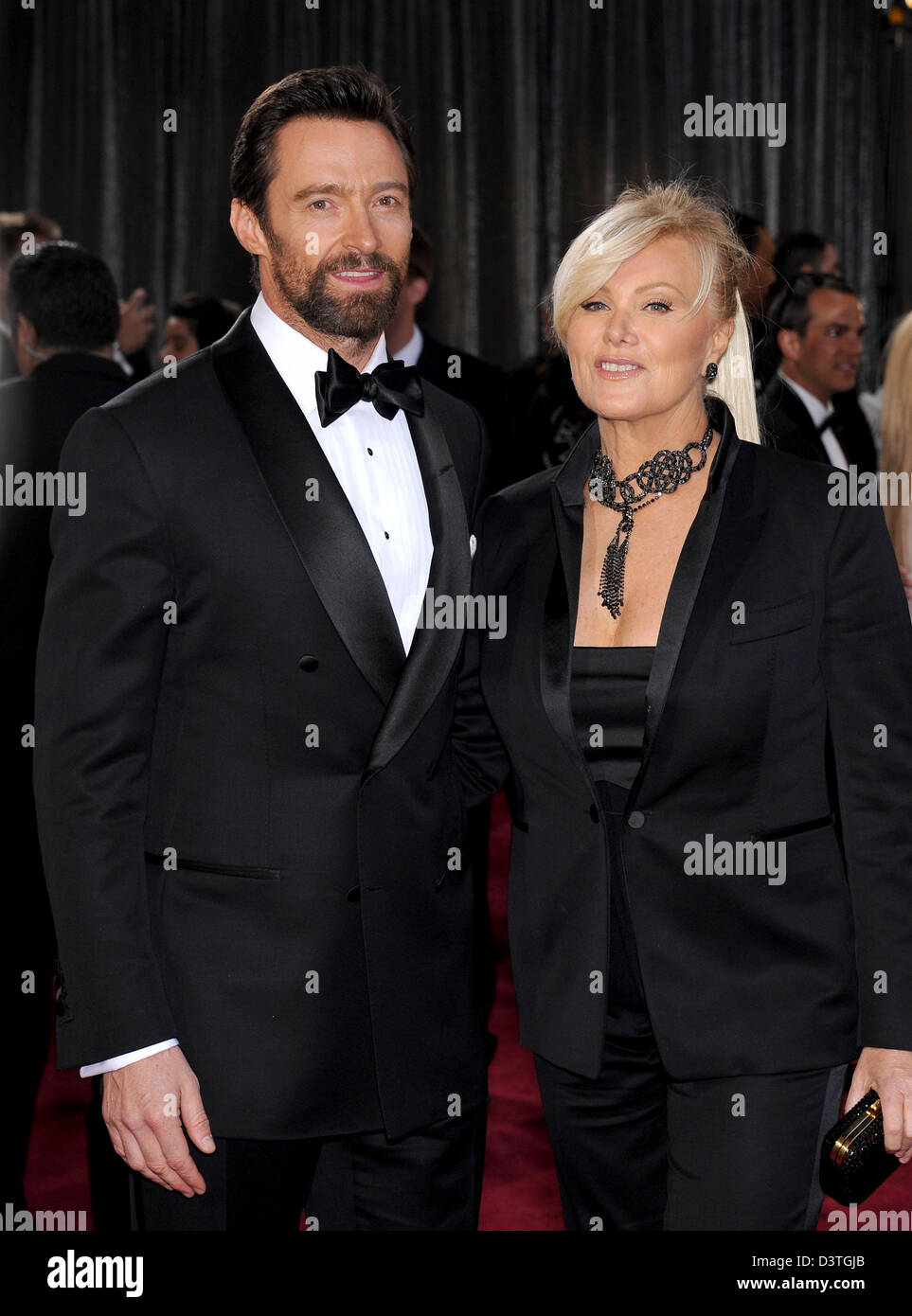 Los Angeles, Kalifornien, USA. 24. Februar 2013.   Schauspieler HUGH JACKMAN (L) und Schauspielerin DEBORAH-LEE FURNESS tragen Lorraine Schwartz Schmuck einschließlich Black Diamond Quaste Halskette, ein schwarzer Diamant-Ohrringe, Black Diamond Signatur Rose-schnitt Armreif und eine schwarze Diamant-Ring, auf dem roten Teppich für die 85. Academy Awards am Dolby Theater zu gelangen. (Bild Kredit: Kredit: Lisa O'Connor/ZUMAPRESS.com/Alamy Live-Nachrichten) Stockfoto