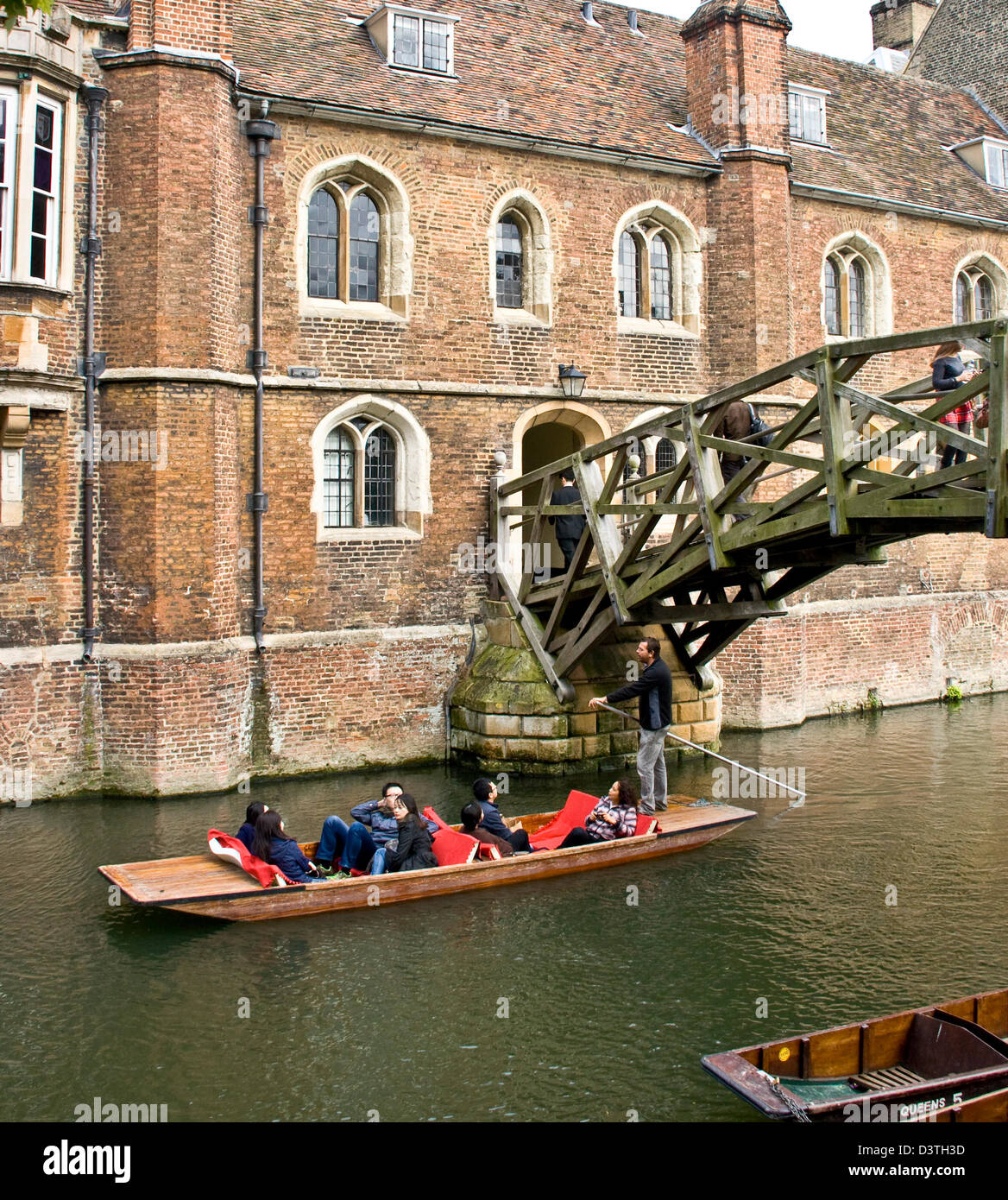 Bootfahren auf dem Fluss Cam "Rücken" durch die mathematische Brücke Queens College Cambridge Cambridgeshire England Europa Stockfoto