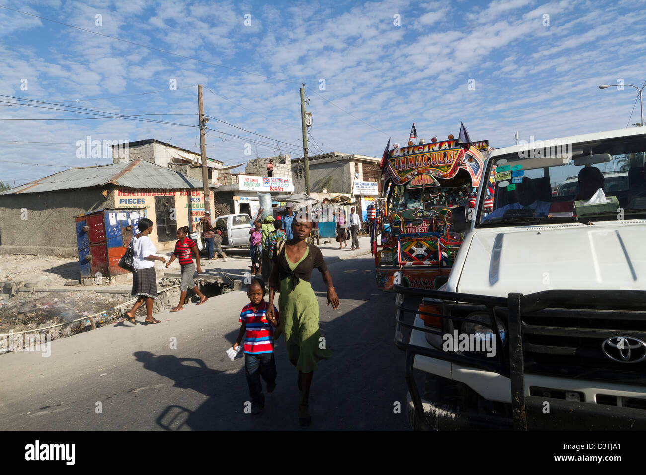 Klapses Busse vorbei durch die Innenstadt von Port-au-Prince. -Klapses Fahrzeuge dienen als öffentliche Verkehrsmittel in Haiti. Stockfoto