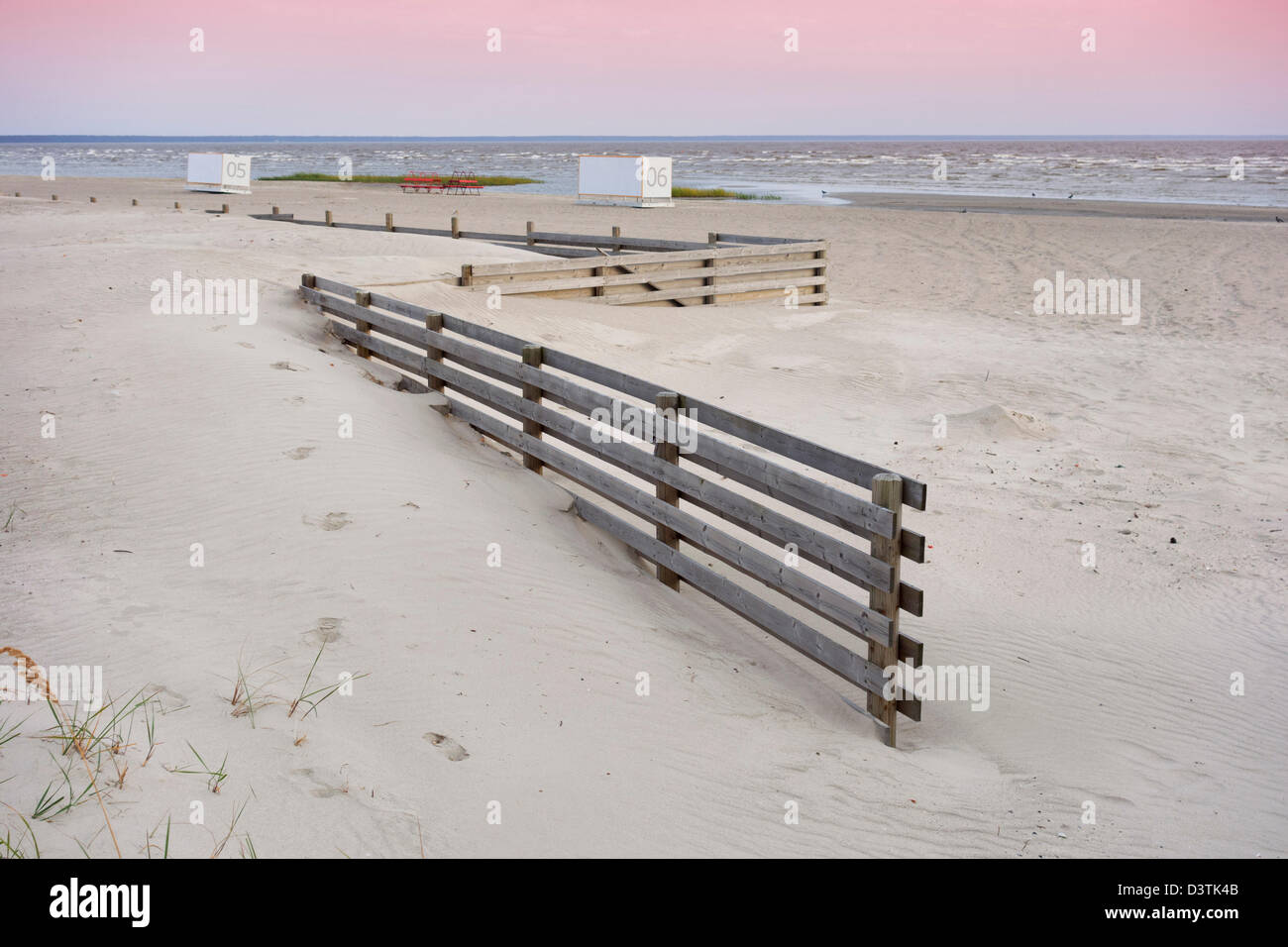 Pärnu-Strand an der Ostseeküste. Slipanlage und einen hölzernen Zaun am Sandstrand, Estland. Stockfoto