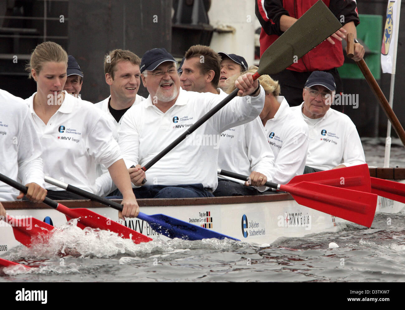 Ministerpräsident des Bundeslandes Schleswig-Holstein Peter Harry Carstensen (C) Wellen mit einem Paddel beim Drachenboot-Rennen auf der "Kieler Foerde" in Kiel, Deutschland, Dienstag, 3. Oktober 2006. Drachenboot-Rennen zwischen den Teams der deutschen Prime Minister wurde im Rahmen der Feierlichkeiten zum Tag deutschen Einheit durchgeführt. Foto: Kai-Uwe Knoth Stockfoto