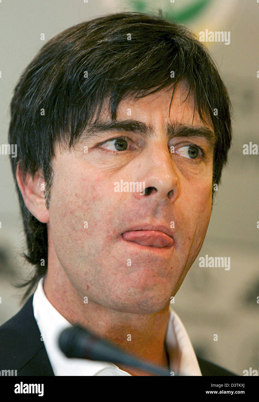 Deutsche Nationalmannschaft Cheftrainer Joachim Loew auf einer Pressekonferenz in Bratislava, Slowakei, Dienstag, 10. Oktober 2006 abgebildet. Die deutsche Mannschaft steht das slowakische Team in ein EM 2008-Qualifikationsspiel am 11. Oktober. Foto: Matthias Schrader Stockfoto