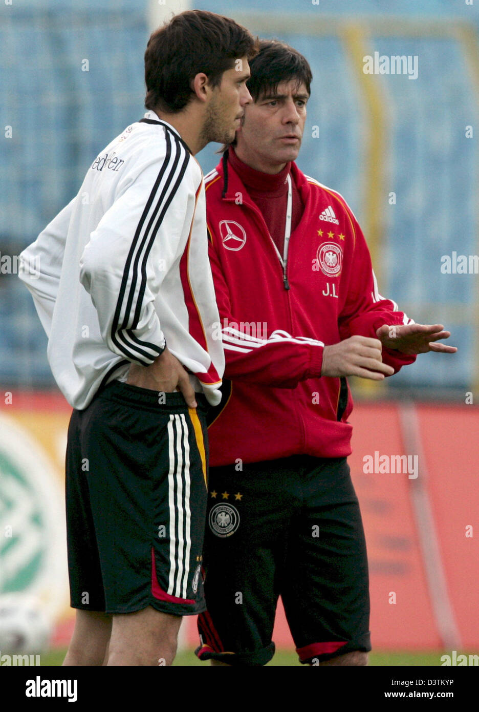 Deutsche Nationalmannschaft Cheftrainer Joachim Loew spricht mit Verteidiger Manuel Friedrich (L) während des Trainings in Bratislava, Slowakei, Dienstag, 10. Oktober 2006. Die deutsche Mannschaft steht das slowakische Team in ein EM 2008-Qualifikationsspiel am Mittwoch, 11. Oktober 2006. Foto: Matthias Schrader Stockfoto