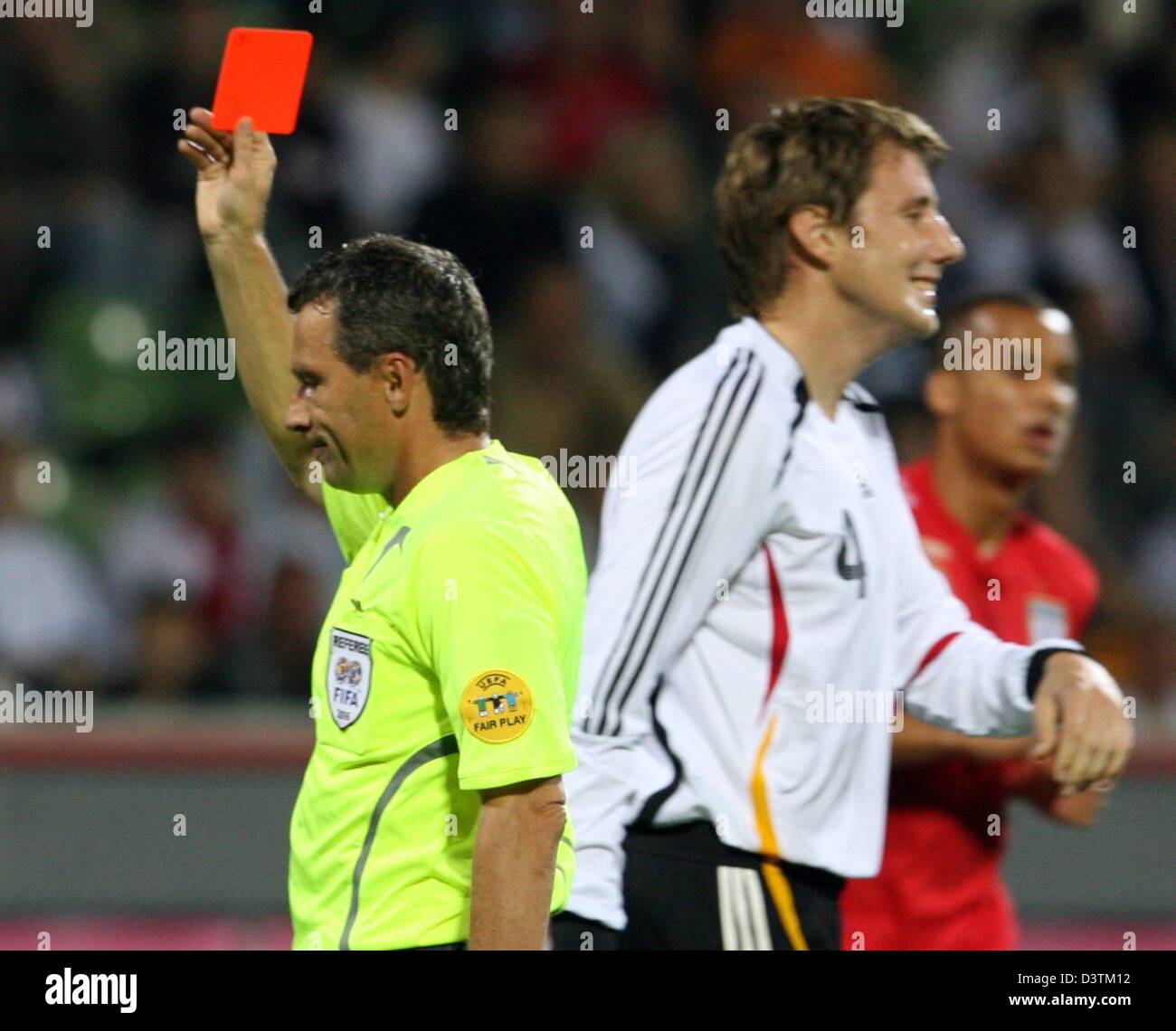 Deutsche u-21-internationale Markus Brzenska (R) zeigt die rote Karte Tschechische Schiedsrichter Jaroslav Jara im Zeittraining den match für die U21-Euro2007 zwischen Deutschland und England in der BayArena in Leverkusen, Deutschland, Dienstag, 10. Oktober 2006. Foto: Federico Gambarini Stockfoto