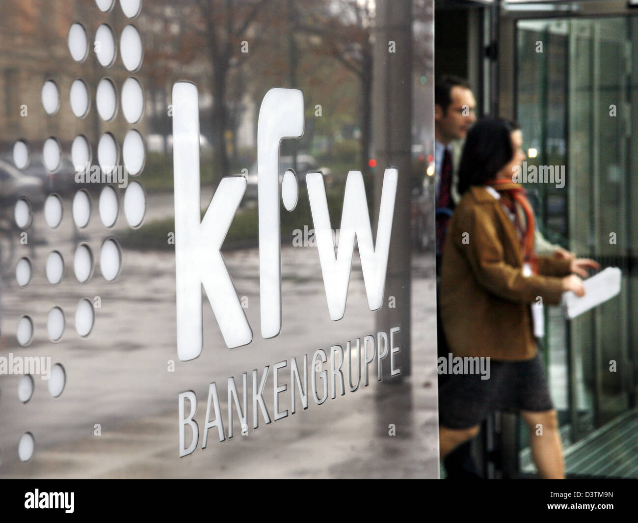 Das Bild zeigt den Eingang der Kreditanstalt (KfW) in Frankfurt am Main, Deutschland, Freitag, 13. Oktober 2006. Ein Eintrag von der deutschen Regierung an EADS, Mutterkonzern von krisengeschüttelten Airbus in Form von KfW ist umstritten. Foto: Frank Rumpenhorst Stockfoto