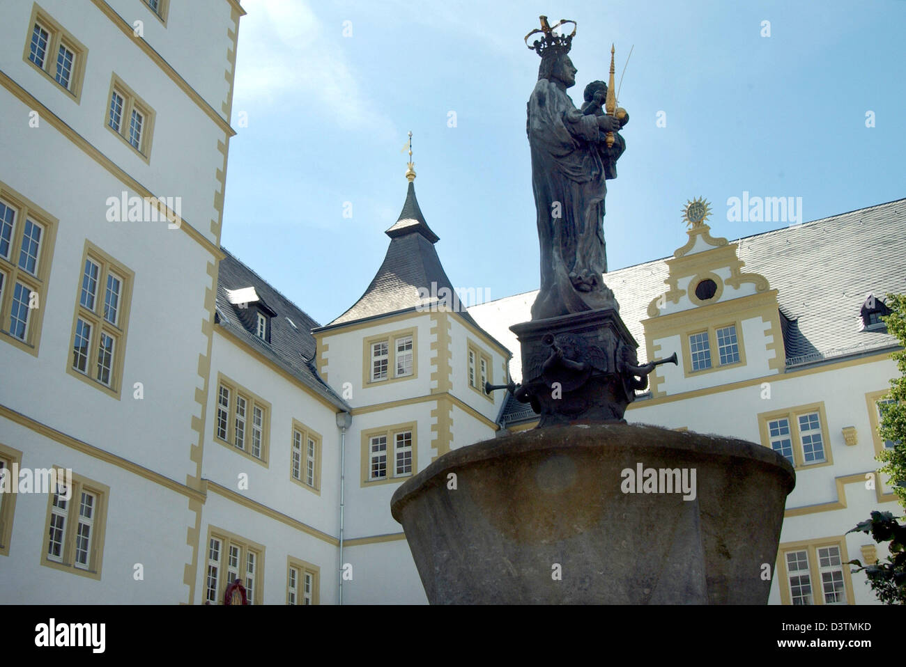 (Dpa-Datei) - das Bild zeigt das Gymnasium Theodorianum mit einer Statue der Jungfrau Maria in Paderborn, Deutschland, 15. Juli 2006. 1614 wurde hier die erste Universität von North Rhine-Westphalia gegründet. Foto: Horst Ossinger Stockfoto