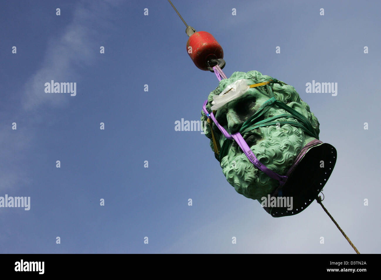 Die demontierten Herkules Kopf hängt in der Luft in Kassel, Deutschland, Mittwoch, 18. Oktober 2006. Denkmalpfleger freistehende 1,55 Meter hohen Kopf um die 300-Jahr-alten Skulptur aus Kupferblech wiederherzustellen. Hercules ist acht Meter hoch, aber wird nicht bis Ende 2007 abgeschlossen sein. Foto: Uwe Zucchi Stockfoto