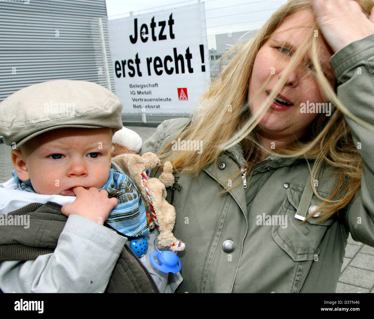 Chantal Koall wartet mit Sohn Merlin warten auf ihren Mann, der von 1.900 BenQ-Mitarbeiter zu seinen Job bei Kamp-Linfort, Deutschland, Donnerstag, 19. Oktober 2006 locker sein kann. Diejenigen, die laut Insolvenzverwalter Martin Prager, von BenQ nicht mehr eingesetzt werden können teilnehmen sollte weitere Berufsausbildung, sagte ein Unternehmenssprecher. Siemens hatte seine Handy-Sparte ein Jahr verkauft. Stockfoto