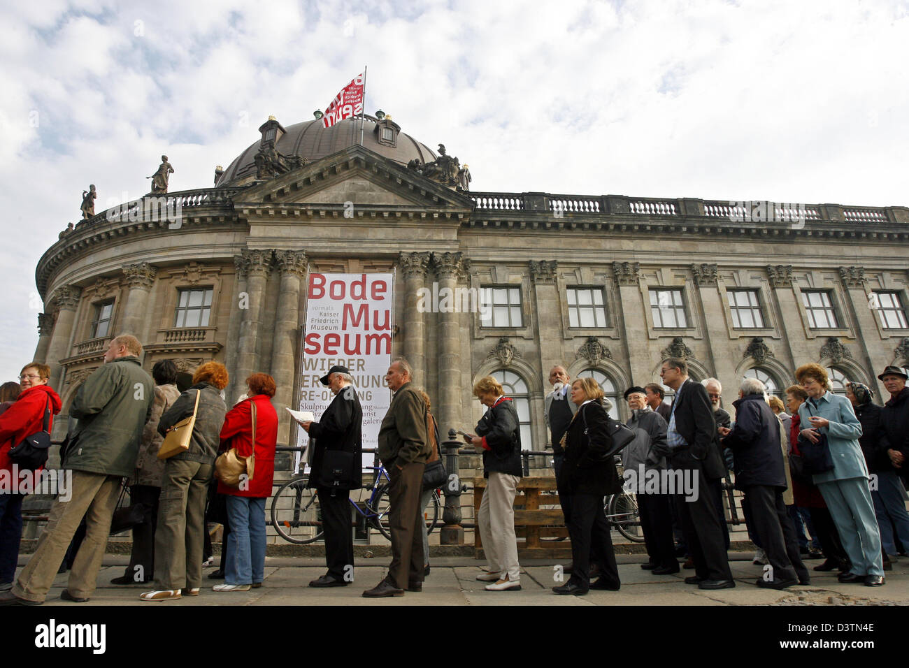 Besucher Schlange vor Bode Museum in Berlin, Deutschland, Donnerstag, 19. Oktober 2006. Das ehemalige Frederick William Museum zeigt 1900 Skulpturen, Gemälde und Kunstschätze aus der Zeit zwischen der Spätantike und des 19. Jahrhunderts. Besucher können machen Verwendung von Tag der offenen Tür am Freitag, wenn keine Zulassung Kosten anfallen. Foto: Marcel Mettelsiefen Stockfoto