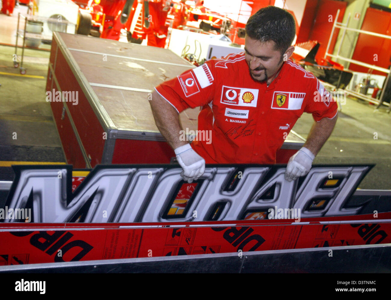 Wie Viel Verdient Ein F1 Mechaniker Ferrari formula one team mechanic -Fotos und -Bildmaterial in hoher