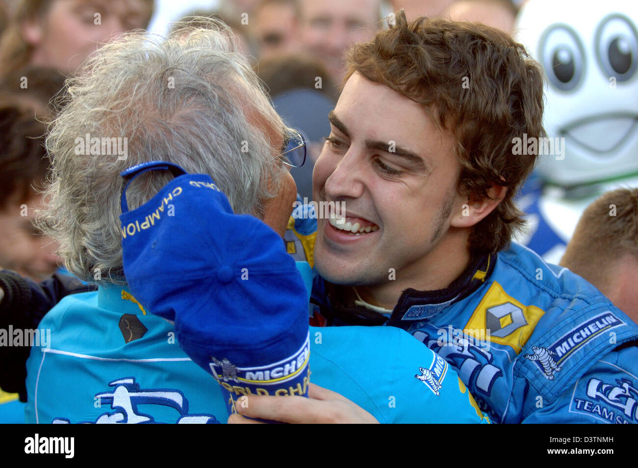 Spanisch-Formel-1 Fahrer Fernando Alonso (R) von Renault F1 Team schmiegt sich an italienischen Flavio Briatore, Teamchef von Renault nach der F1 Grand Prix von Brasilien auf der Rennstrecke in Interlagos in der Nähe von Sao Paulo, Brasilien, Sonntag, 22. Oktober 2006. Foto: Ralf Hirschberger Stockfoto