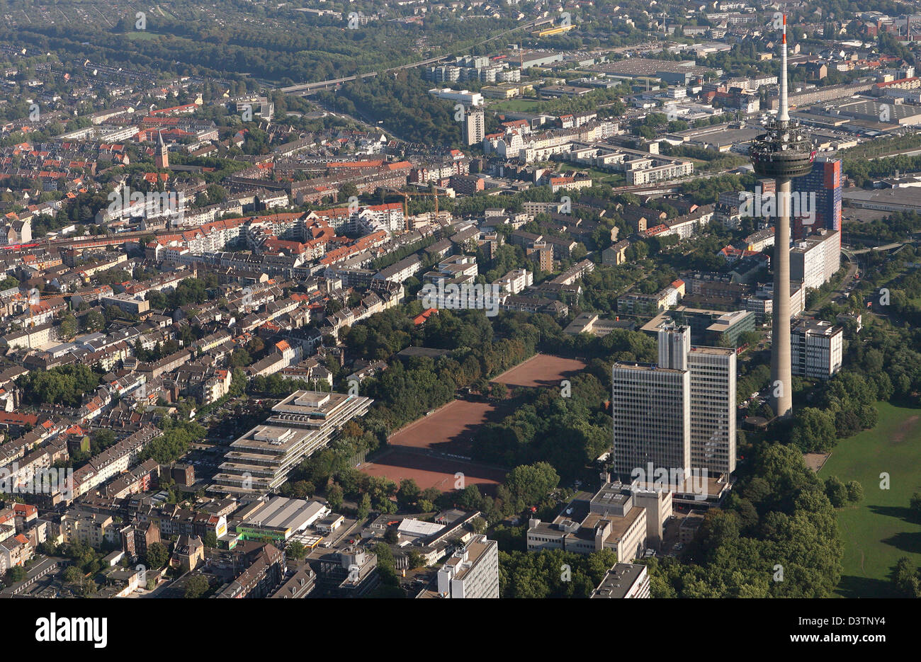 Blick über die Stadt und den Sendeturm Colnius (R) von Köln, 21. Oktober 2006. Im Jahr 1981 gebaut und erweitert bis 266 Meter in den frühen 1990er Jahren der Colonius bietet die Region mit digitalem Fernsehen. Foto: Felix Heyder Stockfoto