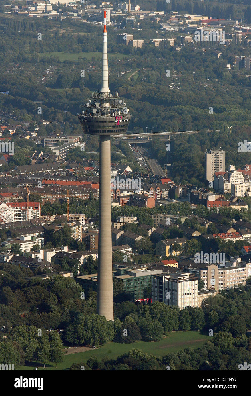 Blick über die Stadt und den Sendeturm Colnius (R) von Köln, 21. Oktober 2006. Im Jahr 1981 gebaut und erweitert bis 266 Meter in den frühen 1990er Jahren der Colonius bietet die Region mit digitalem Fernsehen. Foto: Felix Heyder Stockfoto
