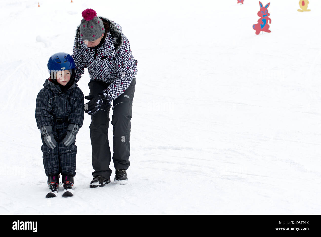 Kinder üben ihre Form in der Skischule Stockfoto