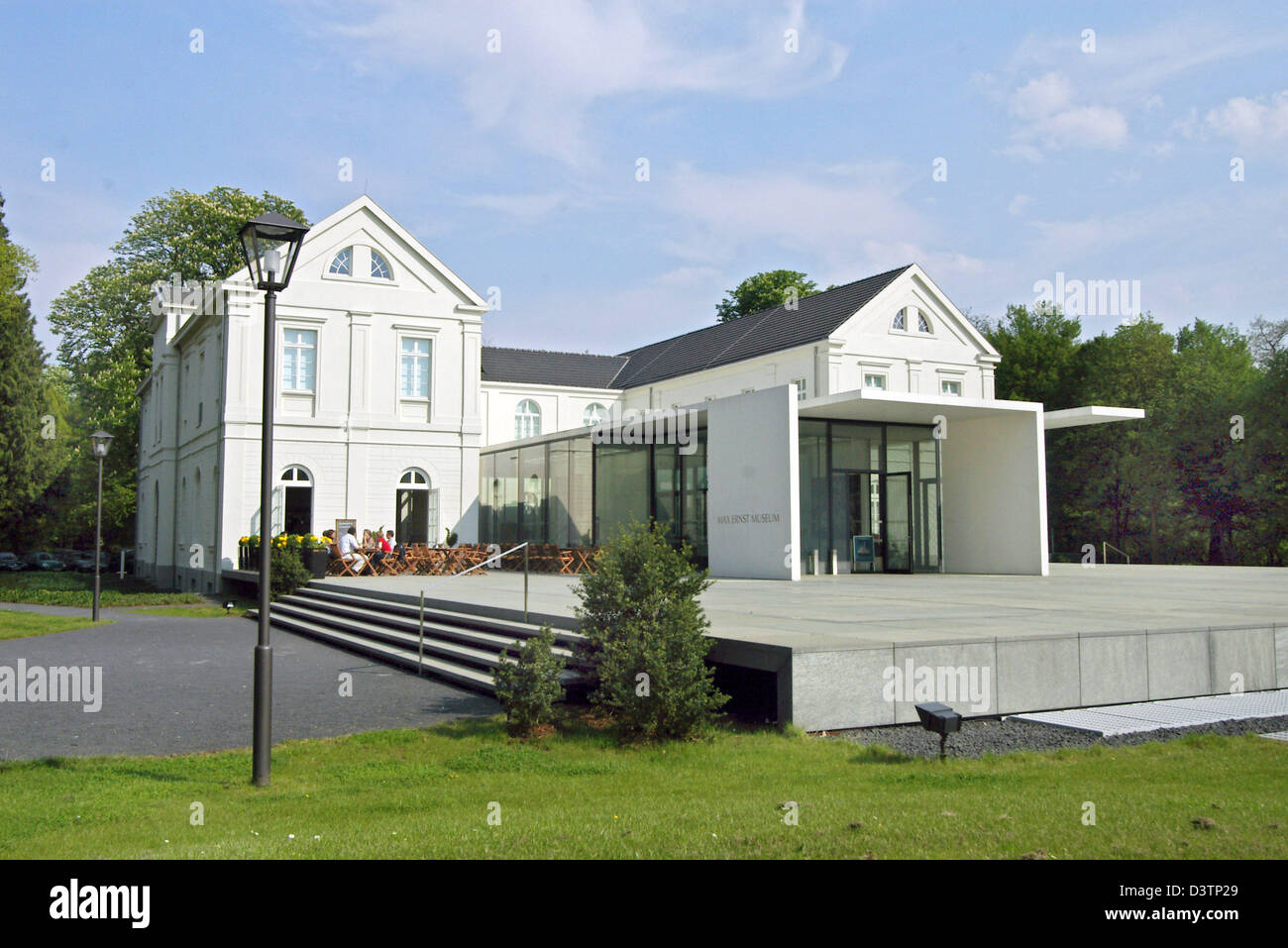 (Dpa-Datei) - das Bild aus dem Jahr 2006 zeigt der Max-Ernst-Museum in Brühl, Deutschland. Das neue Museum bietet mit ca. 300 Exponaten einen Überblick über berühmte deutsche Maler, Bildhauer und Grafiker Max Ernst. Ernst, geboren 1891 in Brühl, Deutschland, lebte und arbeitete für eine lange Zeit in Paris, Frankreich vor ihrer Emigration nach New York, USA im Jahre 1942. Er gilt als einer der Vorreiter der Stockfoto