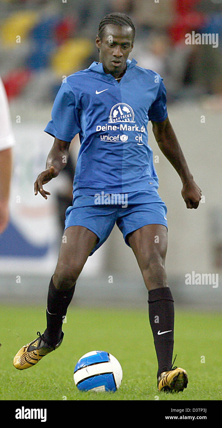 Ghanaische Otto Addo, internationale Nationalspieler spielt den Ball während der UNICEF-Benefizspiel in Düsseldorf, Montag, 23. Oktober 2006. Das internationale Team gewann 5: 4 gegen eine deutsche Mannschaft in der LTU-Arena. Die Gewinne gingen zu Fonds der Vereinten Nationen (UNICEF). Darüber hinaus wurde die nationale Bildungsinitiative "Deine Mark Macht Schule" gegründet. Foto: Achim Stockfoto