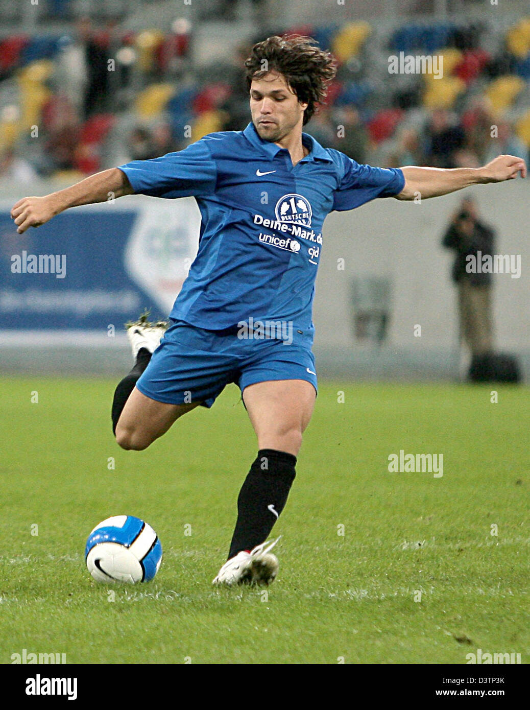 Brasilianische Diego, internationale Nationalspieler spielt den Ball während der UNICEF-Benefizspiel in Düsseldorf, Montag, 23. Oktober 2006. Das internationale Team gewann 5: 4 gegen eine deutsche Mannschaft in der LTU-Arena. Die Gewinne gingen zu Fonds der Vereinten Nationen (UNICEF). Darüber hinaus wurde die nationale Bildungsinitiative "Deine Mark Macht Schule" gegründet. Foto: Achim Sc Stockfoto