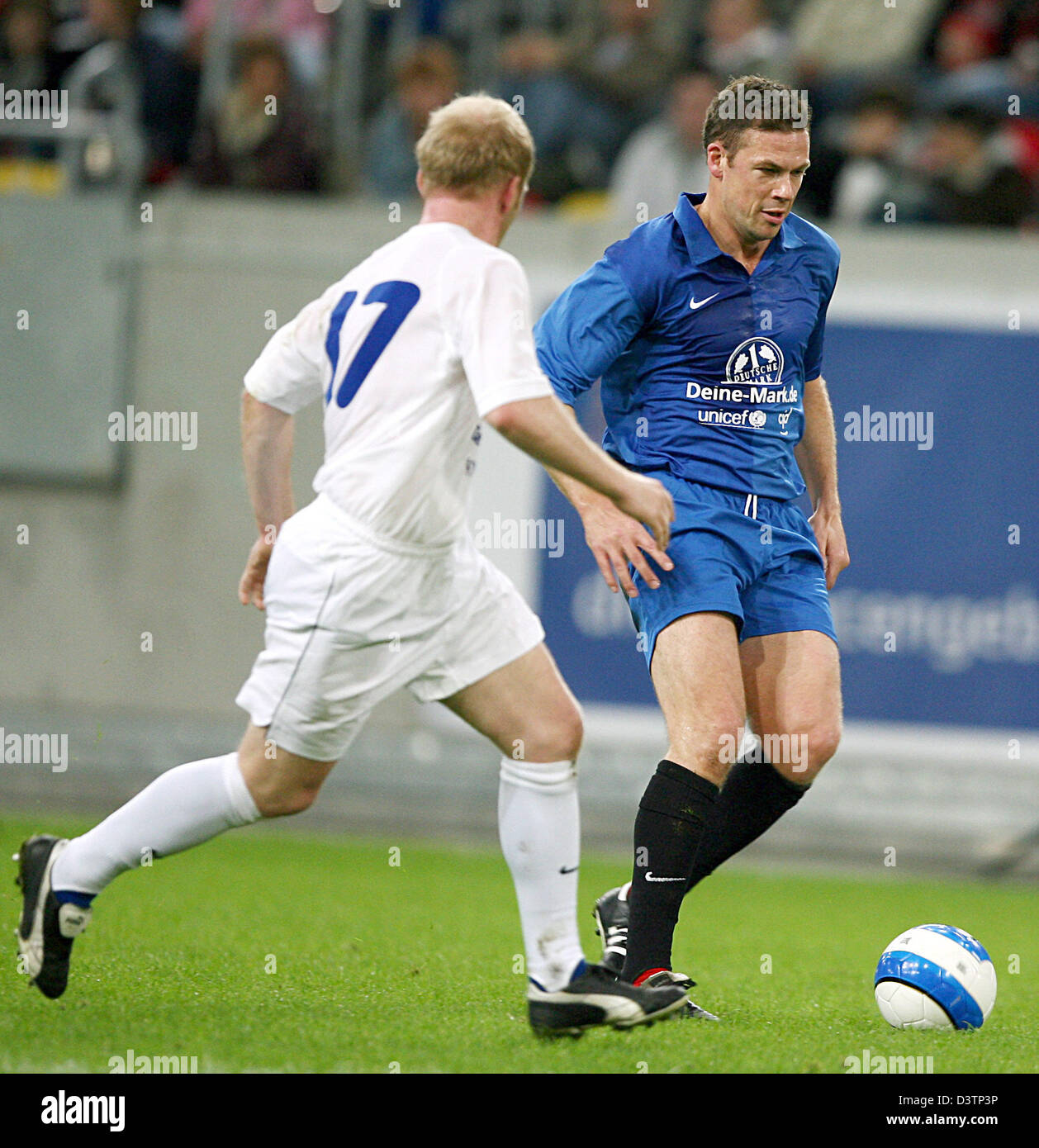 Niederländische Erik Meijer (R), Spieler des Team internationale und Assistant Trainer von Alemannia Aachen für den Ball mit dem deutschen Fußball MIAS pro Jens Rasiejewski während der UNICEF nutzen entsprechen in Düsseldorf, Montag, 23. Oktober 2006. Das internationale Team gewann 5: 4 gegen eine deutsche Mannschaft in der LTU-Arena. Die Gewinne gingen zu Fonds der Vereinten Nationen (UNICEF). Darüber hinaus die Stockfoto